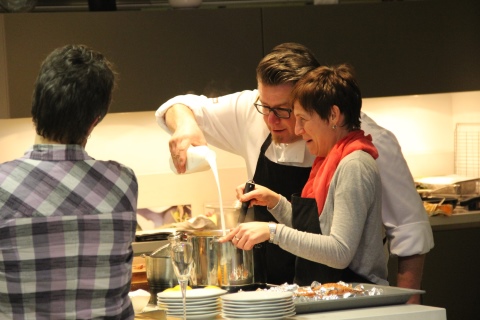 Bild 2 - Eventkoch Frank Knöchel während eines Showkochens in einem Küchenstudio