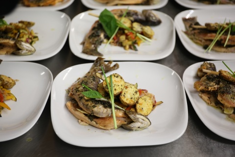 Gebackener Saibling mit Ofengemüse, Parmesankartoffeln und Salbeibutter