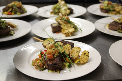 Argent. Rindesteak mit würziger Avocado und Paprika-Zucchini-Gemüse an Parmesankartoffeln am Spieß und Cognac-Pfeffer-Rahm